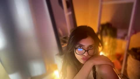 Snapshot of suckmythong410104 chatting on 12/17/24, 10:43 SaraSabeen online show from 12/17/24, 10:43