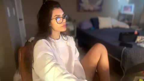 Snapshot of suckmythong410104 chatting on 12/19/24, 05:18 SaraSabeen online show from 12/19/24, 05:18