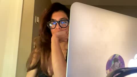 Snapshot of suckmythong410104 chatting on 12/20/24, 08:28 SaraSabeen online show from 12/20/24, 08:28