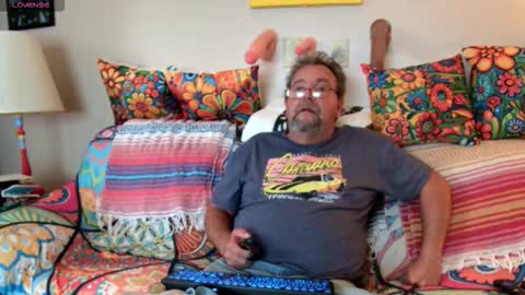 Snapshot of suenixon chatting on 10/15/25, 02:17 suenixon online show from 10/15/25, 02:17