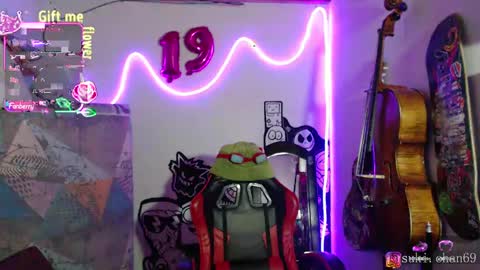 Snapshot of sukichan_ chatting on 09/08/25, 03:22 Sukylee online show from 09/08/25, 03:22