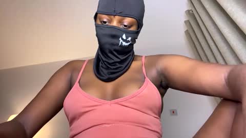 Snapshot of sultryaura chatting on 03/27/26, 06:18 maskedtemptress online show from 03/27/26, 06:18