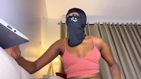 Snapshot of sultryaura chatting on 03/29/26, 05:35 maskedtemptress online show from 03/29/26, 05:35
