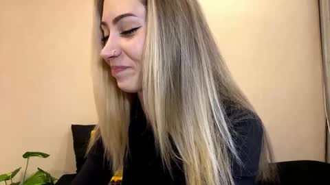 Snapshot of sun_under_dark chatting on 12/14/25, 08:30 Lexi online show from 12/14/25, 08:30