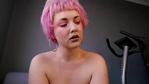 Snapshot of sunflower_in chatting on 12/17/25, 12:33 Nina online show from 12/17/25, 12:33