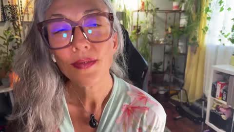 Snapshot of sunnie_dayz chatting on 09/09/25, 05:34 Hi Im Sunnie - Next show Friday August 1 online show from 09/09/25, 05:34