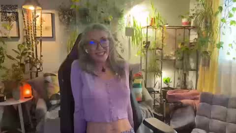 Snapshot of sunnie_dayz chatting on 09/23/25, 04:10 Hi Im Sunnie - Next show Friday August 1 online show from 09/23/25, 04:10
