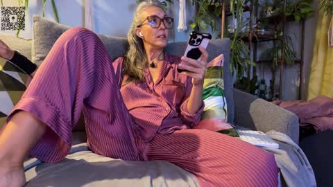 Snapshot of sunnie_dayz chatting on 09/24/25, 04:16 Hi Im Sunnie - Next show Friday August 1 online show from 09/24/25, 04:16