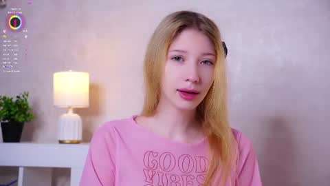 Snapshot of sunnmoonn chatting on 06/14/26, 02:41 Lily online show from 06/14/26, 02:41