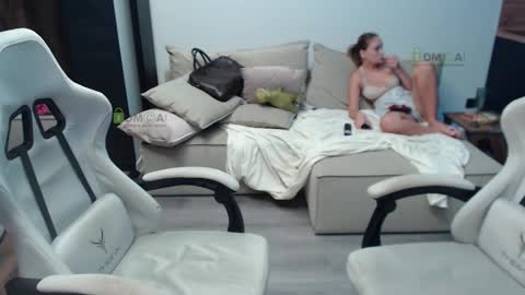 Snapshot of sunny1girl chatting on 10/21/25, 07:58 Alice and Sergey online show from 10/21/25, 07:58