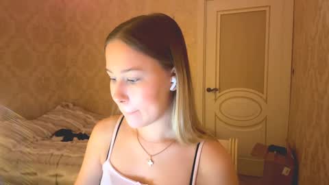 Snapshot of sunny_bambi chatting on 12/14/25, 04:23 Hello My name is Mary nice to meet you Telegram cuuutekitten online show from 12/14/25, 04:23
