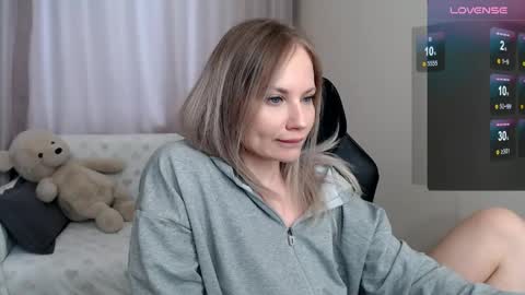 Snapshot of sunny_bunny6 chatting on 04/28/26, 04:39 Naomi online show from 04/28/26, 04:39