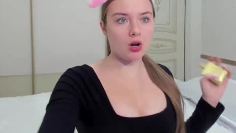 Snapshot of sunny_love__ chatting on 12/22/25, 06:43 Vanessa online show from 12/22/25, 06:43