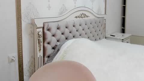 Snapshot of sunny_love__ chatting on 02/14/26, 05:26 Vanessa online show from 02/14/26, 05:26