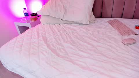 Snapshot of sunnypage chatting on 10/19/25, 07:14      online show from 10/19/25, 07:14