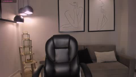 Snapshot of sunnyrivers_ chatting on 04/12/26, 11:37 Sunny Rivers online show from 04/12/26, 11:37