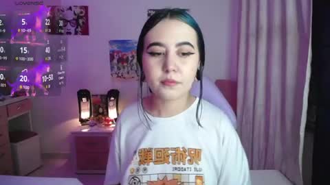 Snapshot of sunset_pienk chatting on 06/17/26, 04:26 Sunset online show from 06/17/26, 04:26