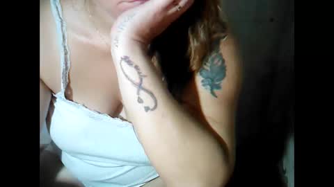 Snapshot of sunshine_38 chatting on 10/15/25, 02:50 sunshine_38 online show from 10/15/25, 02:50