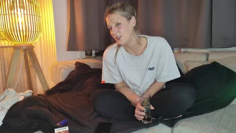 Ava online show from 01/11/25, 11:13