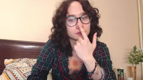 Snapshot of sunshinehella chatting on 02/09/25, 11:36 Hella online show from 02/09/25, 11:36