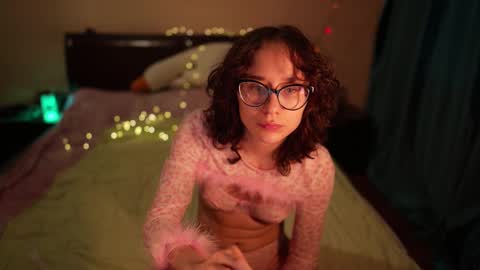 Snapshot of sunshinehella chatting on 02/22/25, 10:40 Hella online show from 02/22/25, 10:40