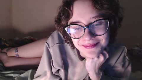 Snapshot of sunshinehella chatting on 11/06/25, 07:15 Hella online show from 11/06/25, 07:15