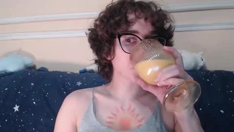 Snapshot of sunshinehella chatting on 11/24/25, 12:49 Hella online show from 11/24/25, 12:49