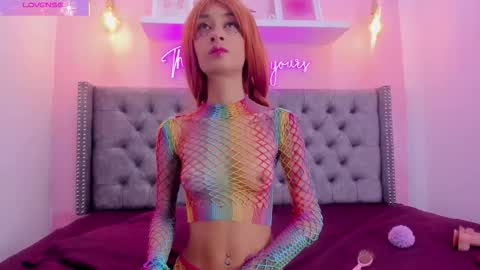 Snapshot of sunshinelizzy chatting on 10/22/25, 12:27 Valentina online show from 10/22/25, 12:27