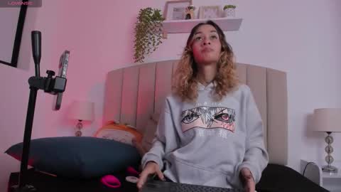 Snapshot of sunshinelizzy chatting on 10/30/25, 01:01 Valentina online show from 10/30/25, 01:01