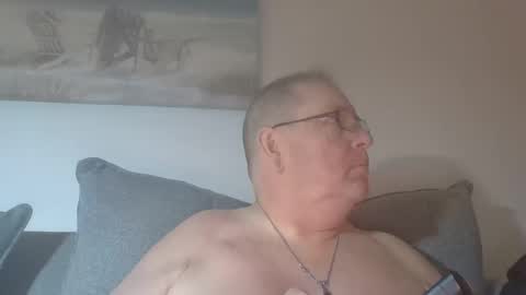 Snapshot of sunspotbaby chatting on 11/07/25, 05:18 Sunspotbaby online show from 11/07/25, 05:18