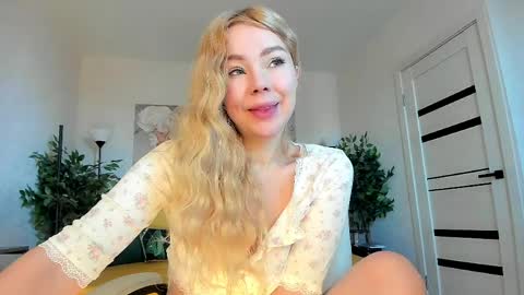 Snapshot of super_peach chatting on 04/11/26, 03:11 Jenn online show from 04/11/26, 03:11