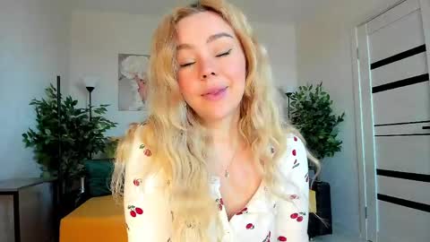 Snapshot of super_peach chatting on 05/01/26, 02:05 Jenn online show from 05/01/26, 02:05