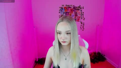 Snapshot of susan__clark chatting on 03/08/25, 01:06 Annie online show from 03/08/25, 01:06