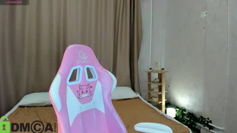 Annie online show from 11/26/25, 01:06