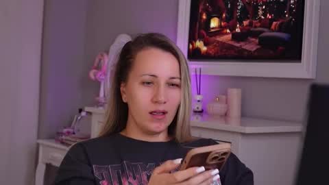 Snapshot of susanjewel chatting on 11/17/25, 07:47 SusanJewel online show from 11/17/25, 07:47