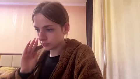 Snapshot of suzannetigerino chatting on 06/12/26, 11:31 Emila online show from 06/12/26, 11:31
