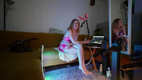 Snapshot of suzannexxxxxx chatting on 02/04/26, 10:26 suzannexxxxxx online show from 02/04/26, 10:26