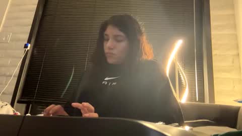 Snapshot of suzyishellawet chatting on 11/22/25, 04:22 Suzy online show from 11/22/25, 04:22