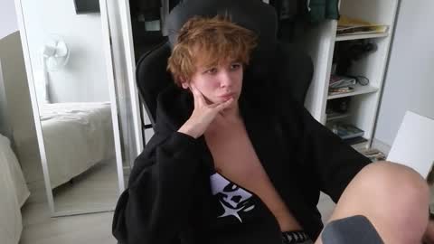 Snapshot of sw33theart_b0y chatting on 10/09/25, 07:28 Nate 3 online show from 10/09/25, 07:28