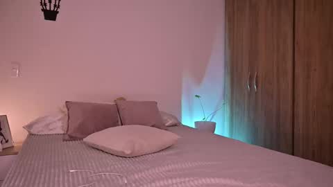 Snapshot of sw_sofi chatting on 09/18/25, 02:13 Sofis schedule 10pm until 4am GMT-5 online show from 09/18/25, 02:13