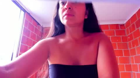 Snapshot of sweet_and_hot_alaia chatting on 11/12/25, 05:13 sweet and hot alaia online show from 11/12/25, 05:13