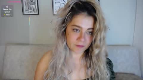 Bella Valery online show from 11/25/25, 10:10