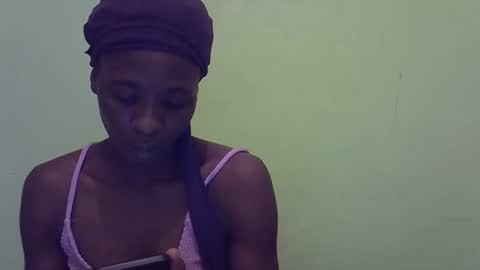 Snapshot of sweet_candie01 chatting on 11/10/25, 01:21 sweet_candie01 online show from 11/10/25, 01:21