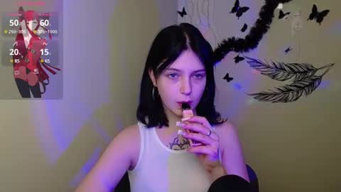 Snapshot of sweet_cherryg chatting on 02/22/25, 01:13 Ivy online show from 02/22/25, 01:13