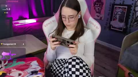 Snapshot of sweet_frosty chatting on 11/28/25, 04:15 Alice online show from 11/28/25, 04:15