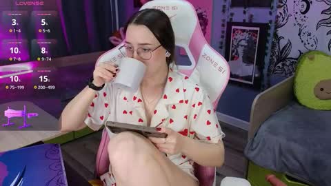 Snapshot of sweet_frosty chatting on 12/15/25, 03:44 Alice online show from 12/15/25, 03:44