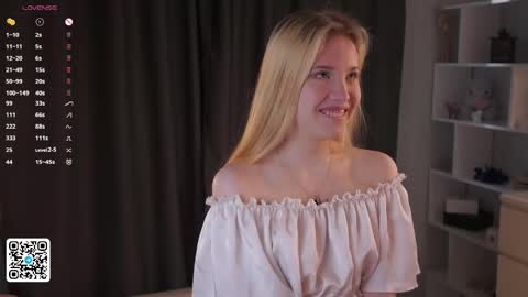 Snapshot of sweet_lily_1 chatting on 06/10/26, 01:39 Lily online show from 06/10/26, 01:39