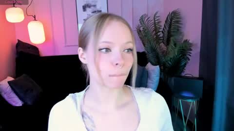Snapshot of sweet_lucile chatting on 04/24/26, 06:38 Lucy online show from 04/24/26, 06:38