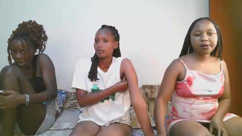 Snapshot of sweet_melod chatting on 11/03/25, 05:03 Linda online show from 11/03/25, 05:03