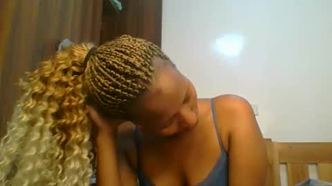 Snapshot of sweet_melod chatting on 03/26/26, 02:28 Linda online show from 03/26/26, 02:28